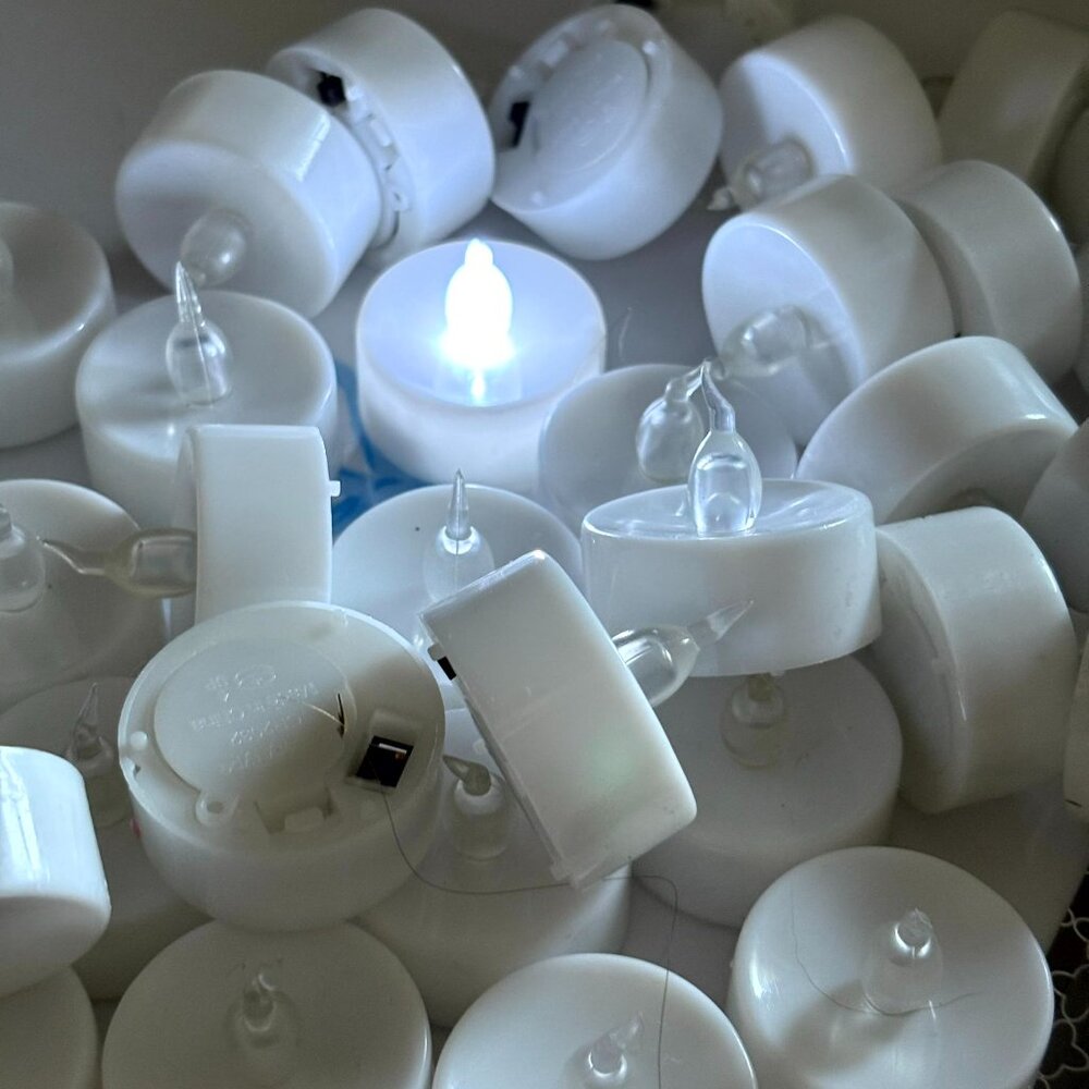Box full of electric candles ( flameless tealight candles)
